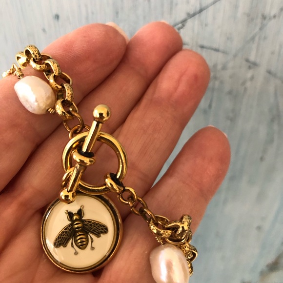 CHANEL bee charm on gorgeous Julie Kreamer gold & freshwater pearl bracelet - Picture 4 of 16